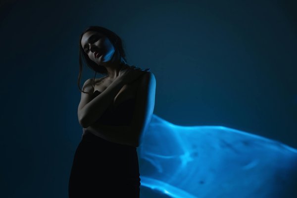 How can you identify your body type and dress accordingly for the best fit?